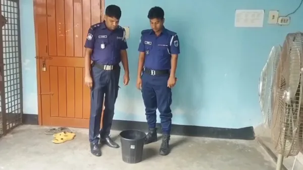 দোকানের সামনে পাওয়া গেল বোমা, কাফনের কাপড়