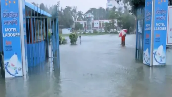 কক্সবাজারে আটকা পড়েছেন হাজারো পর্যটক