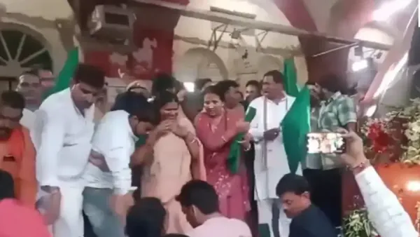 ট্রেন উদ্বোধনের সময় ধাক্কাধাক্কি, রেললাইনে পড়ে গেলেন নেতা