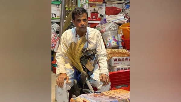 যুবলীগ নেতাকে জুতার মালা পরিয়ে র‌্যাবে দিলো বিক্ষুব্ধ জনতা