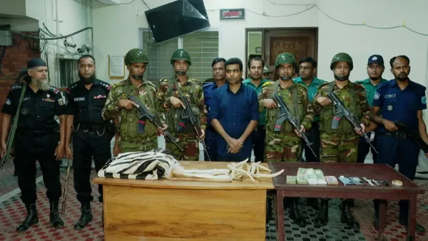 গভীর রাতে সাবেক স্বরাষ্ট্রমন্ত্রীর বাসায় তল্লাশি, যা যা পেল যৌথ বাহিনী