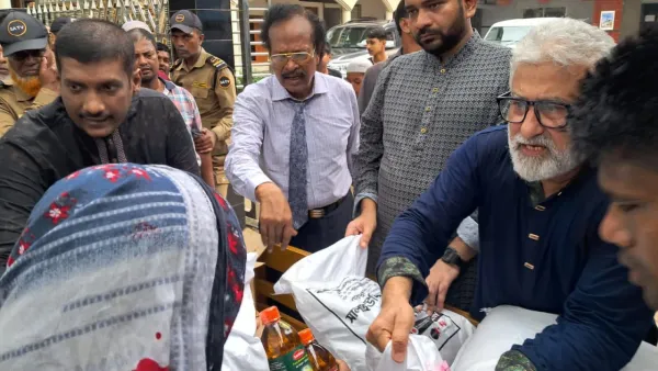 নোয়াখালীতে বন্যায় ক্ষতিগ্রস্ত মানুষের মধ্যে ত্রাণ বিতরণ