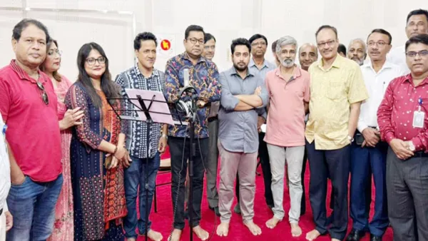 উপদেষ্টা নাহিদের উপস্থিতিতে মনির খানের গান রেকর্ড