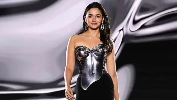 প্যারিস ফ্যাশন উইকে আলোড়িত আলিয়া