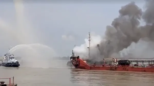 চট্টগ্রামে তেলবাহী জাহাজে আগুন