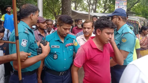 যৌন হয়রানির অভিযোগে রিকশাচালককে পুলিশে দিলেন শিক্ষার্থীরা