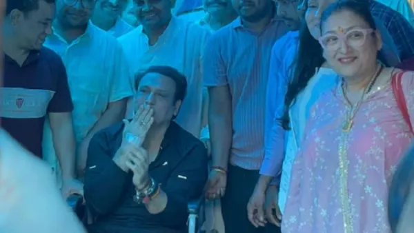 হাসপাতাল থেকে বেরিয়ে গোবিন্দর ‘উড়ন্ত চুমু’