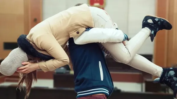 ডিভোর্সের শুনানি চলাকালে স্ত্রীকে কাঁধে নিয়ে দৌড় স্বামীর