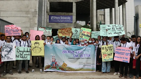 পরিবেশ দূষণের প্রতিবাদে উত্তরা ইউনিভার্সিটির শিক্ষার্থীদের মানববন্ধন