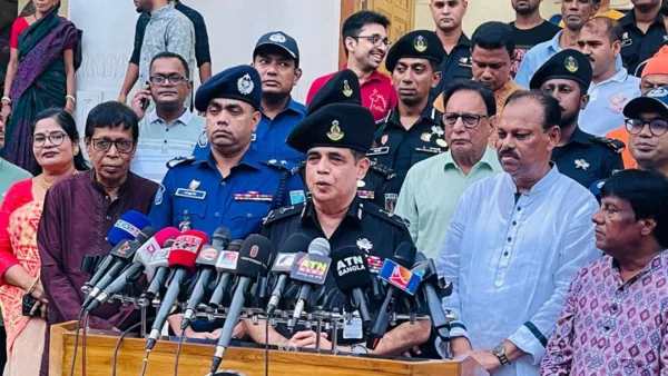 কুচক্রি মহলকে গুজব ছড়িয়ে নাশকতা করতে দেওয়া হবে না: র‌্যাব ডিজি