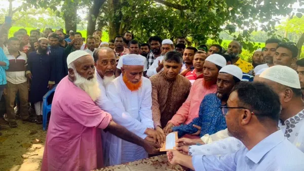 গলাচিপায় শহিদ পরিবারের মাঝে বিএনপি নেতার আার্থিক সহায়তা