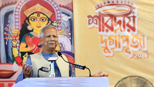 ঢাকেশ্বরী মন্দির পরিদর্শন করলেন প্রধান উপদেষ্টা