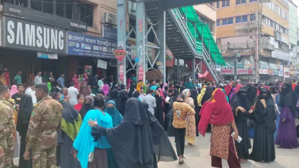 রাজধানীর মিরপুরে পোশাকশ্রমিকদের সড়ক অবরোধ