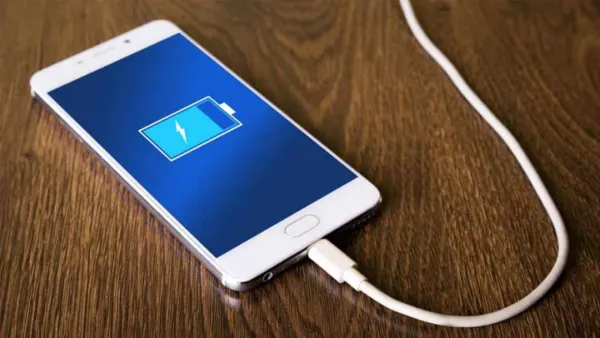 ফোন চার্জ করার পর চার্জার না খুললে হতে পারে বিপদ