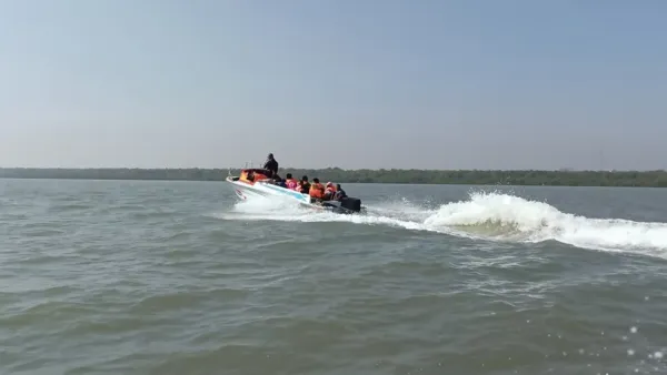 নাফ নদের মোহনায় স্পিডবোট ডুবে শিশুসহ নিখোঁজ ২