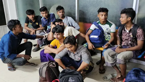 মালয়েশিয়া যাওয়ার সময় দালালসহ ২৪ রোহিঙ্গা আটক