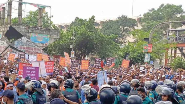 শাহবাগে বিক্ষোভ করছে আউটসোর্সিং কর্মচারীরা