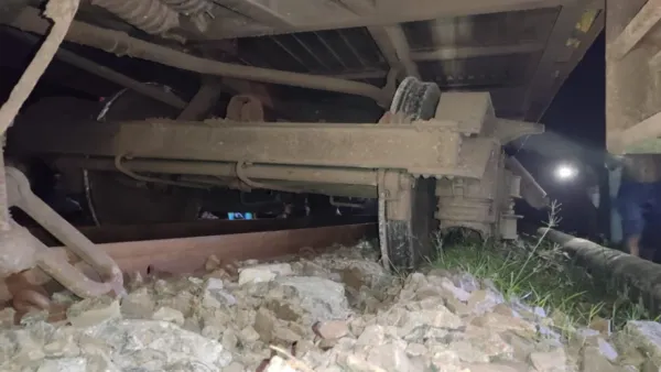 ট্রেন ছাড়ার ২ মিনিট পরই লাইনচ্যুত