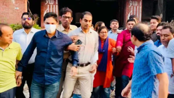 দলের কেন্দ্রীয় কার্যালয়ের সামনে ছাত্রলীগ নেতাদের বিক্ষোভ