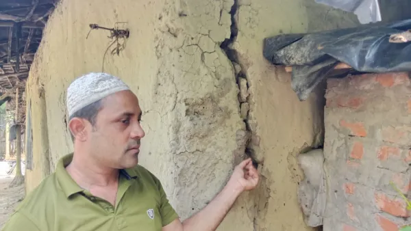 ওপারের বিস্ফোরণে ফাটছে এপাশের ঘরবাড়ি