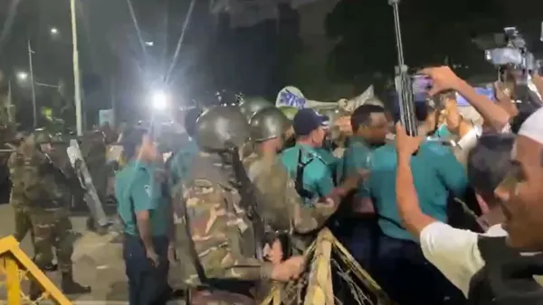 বঙ্গভবনে ঢোকার চেষ্টা, সেনাবাহিনী-পুলিশের মুখোমুখি আন্দোলনকারীরা