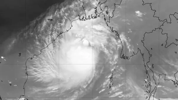 বাংলাদেশ থেকে কত দূরে ‘দানা’, জানাল আবহাওয়া অধিদপ্তর