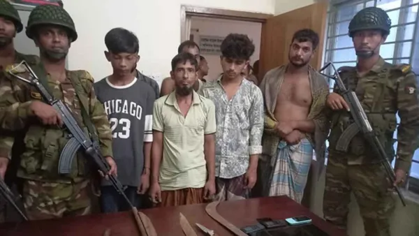 নোয়াখালীতে যৌথ বাহিনীর অভিযান, অস্ত্রসহ আটক ৫