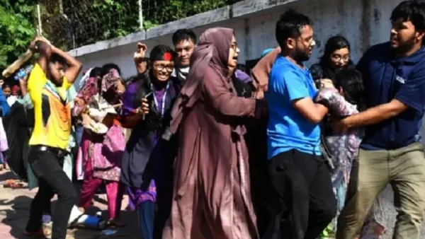 টিএসসিতে হামলাকারীদের ছবি ও ভিডিও প্রদর্শন বৈষম্যবিরোধী ছাত্র আন্দোলনের