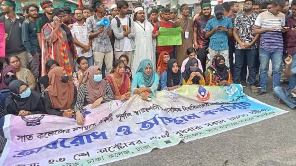 ফের সায়েন্সল্যাব মোড় অবরোধ করেছে ৭ কলেজের শিক্ষার্থীরা