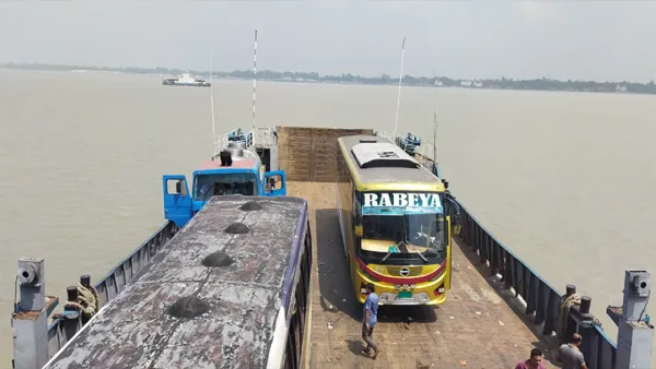 ৩ ঘণ্টা পর দৌলতদিয়া-পাটুরিয়া রুটে ফেরি চলাচল স্বাভাবিক