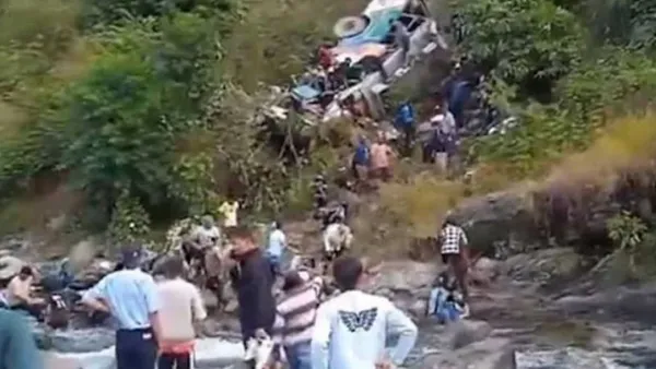 ২০০ মিটার গভীর খাদে বাস, নিহত ৩৬