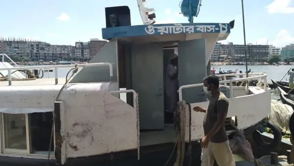 বুড়িগঙ্গায় বন্ধ ‘ওয়াটার বাস’, যাত্রীদের দুর্ভোগ