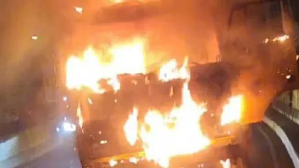 গভীর রাতে হানিফ ফ্লাইওভারে চলন্ত ট্রাকে আগুন