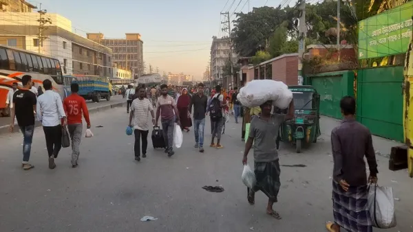 টানা তৃতীয় দিনেও মহাসড়কে শ্রমিকদের অবরোধ, দুর্ভোগ চরমে