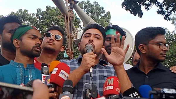 জবি শিক্ষার্থীদের দাবি পূরণের প্রতিশ্রুতি দিলেন উপদেষ্টা নাহিদ