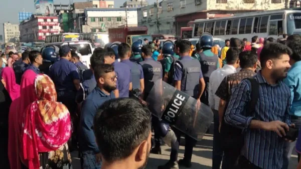 বকেয়া বেতনের দাবিতে মহাসড়ক ফের অবরোধ