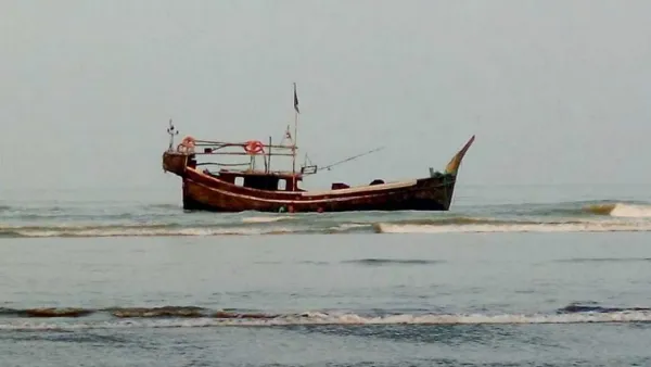 এবার দুই ট্রলারসহ ৬ জনকে ধরে নিয়ে গেল আরকান আর্মি