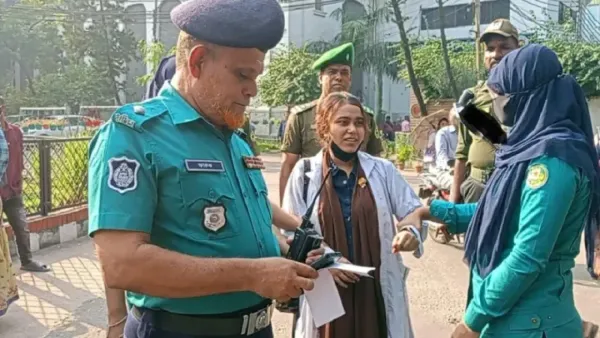 চিকিৎসক সেজে রোগীদের থেকে টাকা নিতেন পাপিয়া