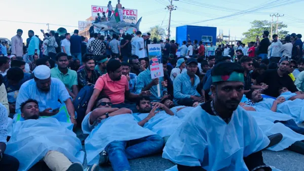 কাফনের কাপড় পরে সড়কে শুয়ে প্রতিবাদ