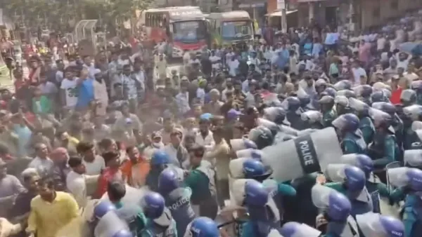 সড়ক আটকে বিক্ষোভে ব্যাটারিচালিত রিকশা চালকরা, পুলিশের সঙ্গে সংঘর্ষ