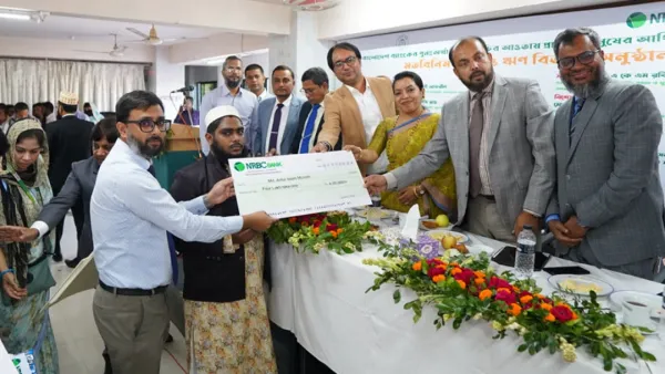 বরগুনায় প্রান্তিক মানুষের মাঝে প্রকাশ্যে ঋণ বিতরণ