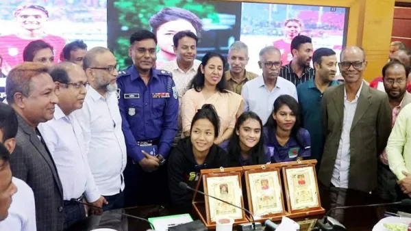 রাণীশংকৈলের সাফজয়ী তিন নারী ফুটবলারকে সংবর্ধনা