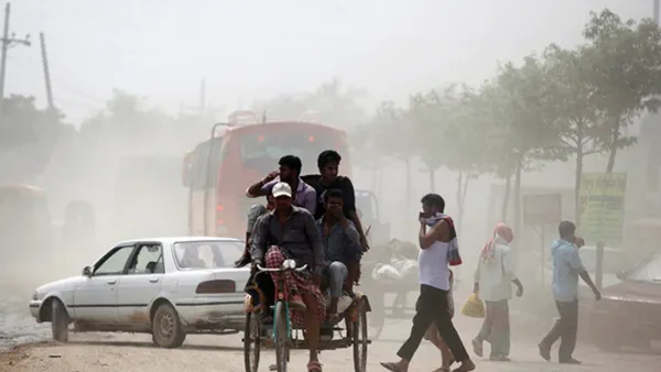 দূষিত শহরের তালিকায় আজ শীর্ষ তিনে ঢাকা