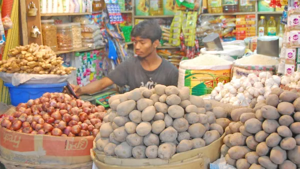 চড়া দরেই বিক্রি হচ্ছে আলু, কমেছে মুরগির দাম