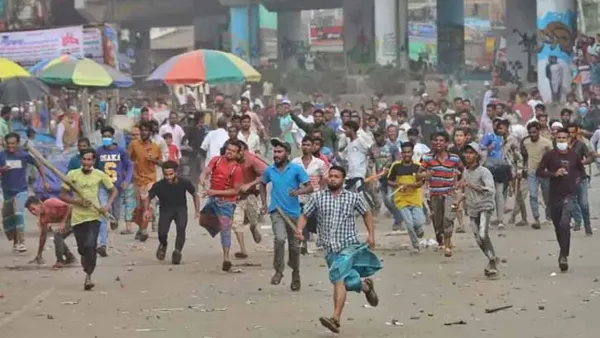 জুরাইনে অটোরিকশাচালকদের অবরোধ, ট্রেন চলাচল বন্ধ