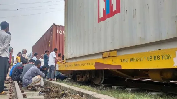 আজমপুরে কনটেইনারবাহী ট্রেনের ৩ বগি লাইনচ্যুত