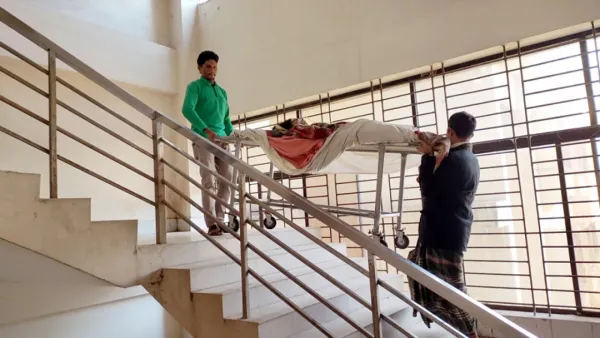 হাসপাতালের লিফট অকেজো, সিঁড়ি দিয়ে ওঠানো হচ্ছে রোগীদের