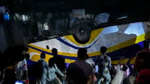 বনশ্রীতে যাত্রীবাহী বাস উল্টে পড়ল খালে 