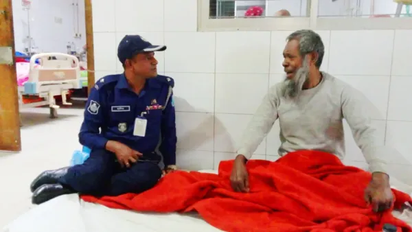 অসুস্থ বৃদ্ধ বাবাকে জঙ্গলে ফেলে গেলেন সন্তানরা