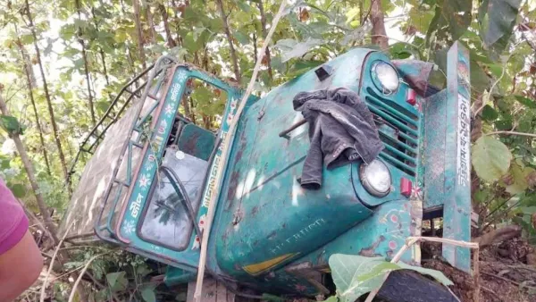 পাহাড় দেখে ফেরার পথে জিপ উল্টে সাজেকে ১০ পর্যটক আহত